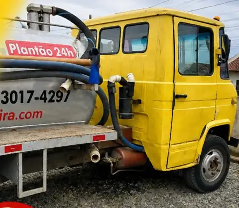 Caminhão limpa fossa amarelo da Desentupidora Meira com plantão 24h