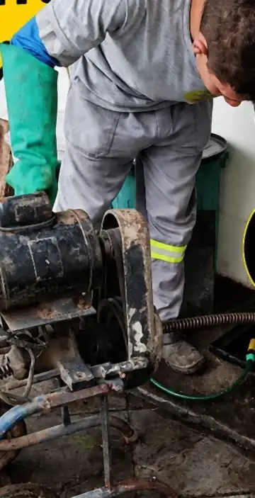 Técnico da Meira desentupindo tubulação com máquina rotativa